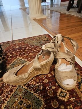 UGG Women's Neutral Beige Espadrille Wedge Sandals with Ankle Wrap.  Sz 7
